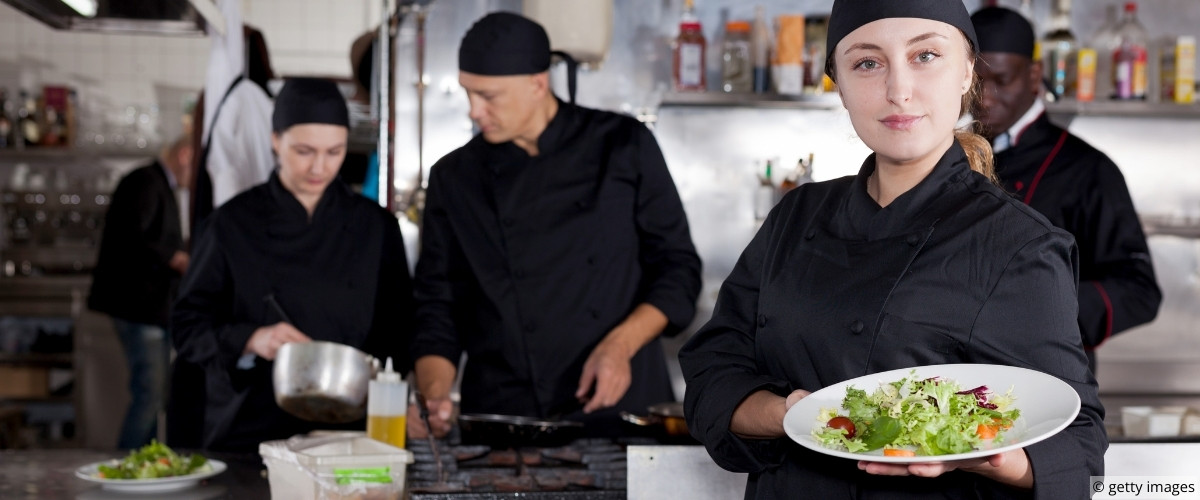 Full dining room in synchronized service